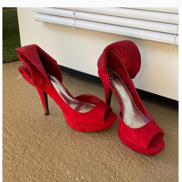 Gianni Bini Shoes - 💚Sexy Gianni Bini red heels size 7